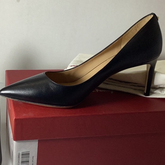Salvatore Ferragamo Black Leather Women's Pumps - Picture 11 of 11